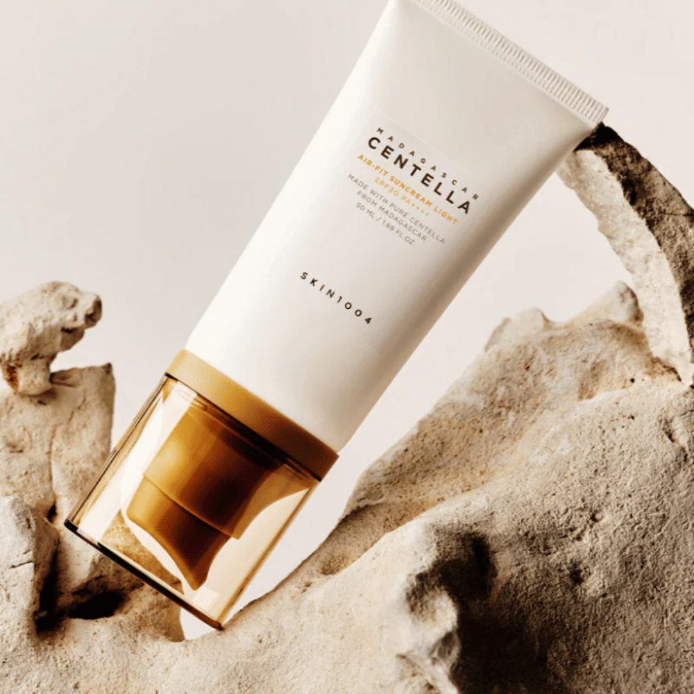 SKIN1004 Madagascar Centella Air-Fit Suncream Light SPF30 – protector solar hidratante que ayuda a fortalecer la barrera cutánea y proporciona un resultado natural y fresco.