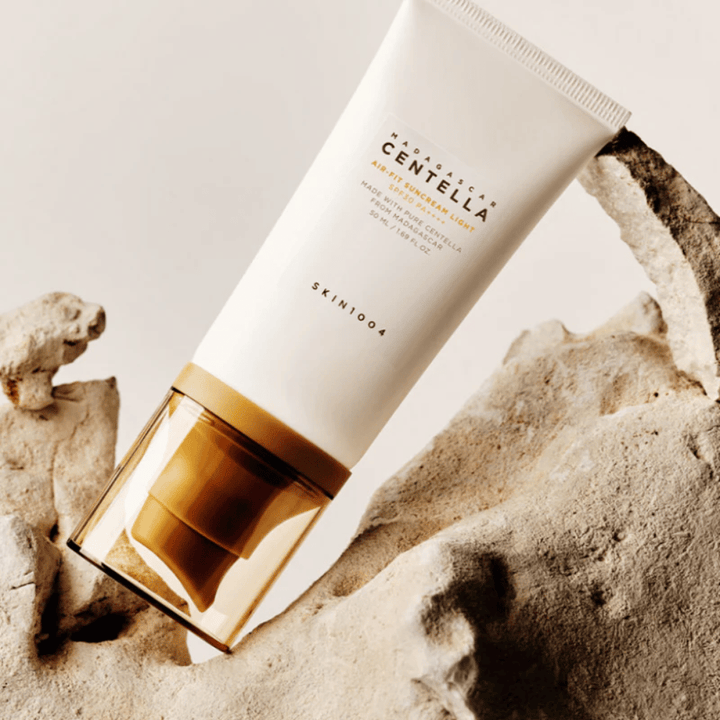 SKIN1004 Madagascar Centella Air-Fit Suncream Light SPF30 – protector solar hidratante que ayuda a fortalecer la barrera cutánea y proporciona un resultado natural y fresco.