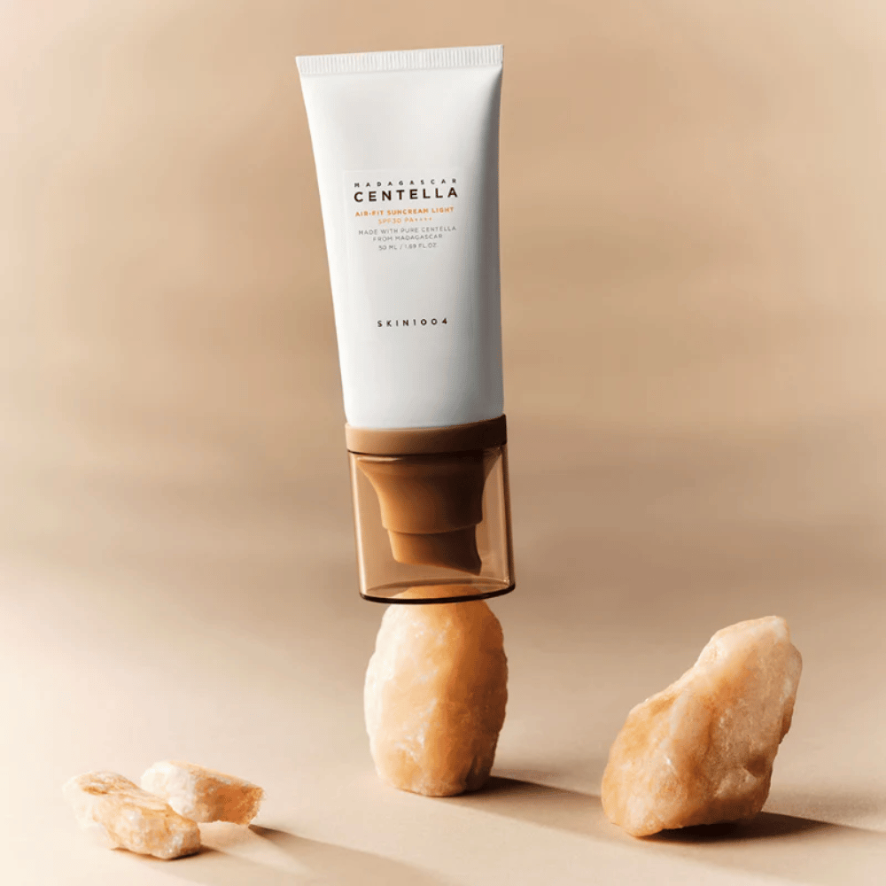 SKIN1004 Madagascar Centella Air-Fit Suncream Light – crema solar coreana con fórmula ligera que se absorbe rápidamente y ayuda a calmar la piel con centella asiática.