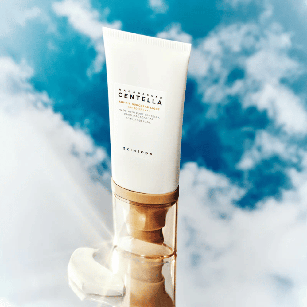 SKIN1004 Madagascar Centella Air-Fit Suncream Light SPF30 PA++++ – crema solar ligera con centella asiática que protege la piel contra la radiación UV y proporciona hidratación sin sentirse pesada.
