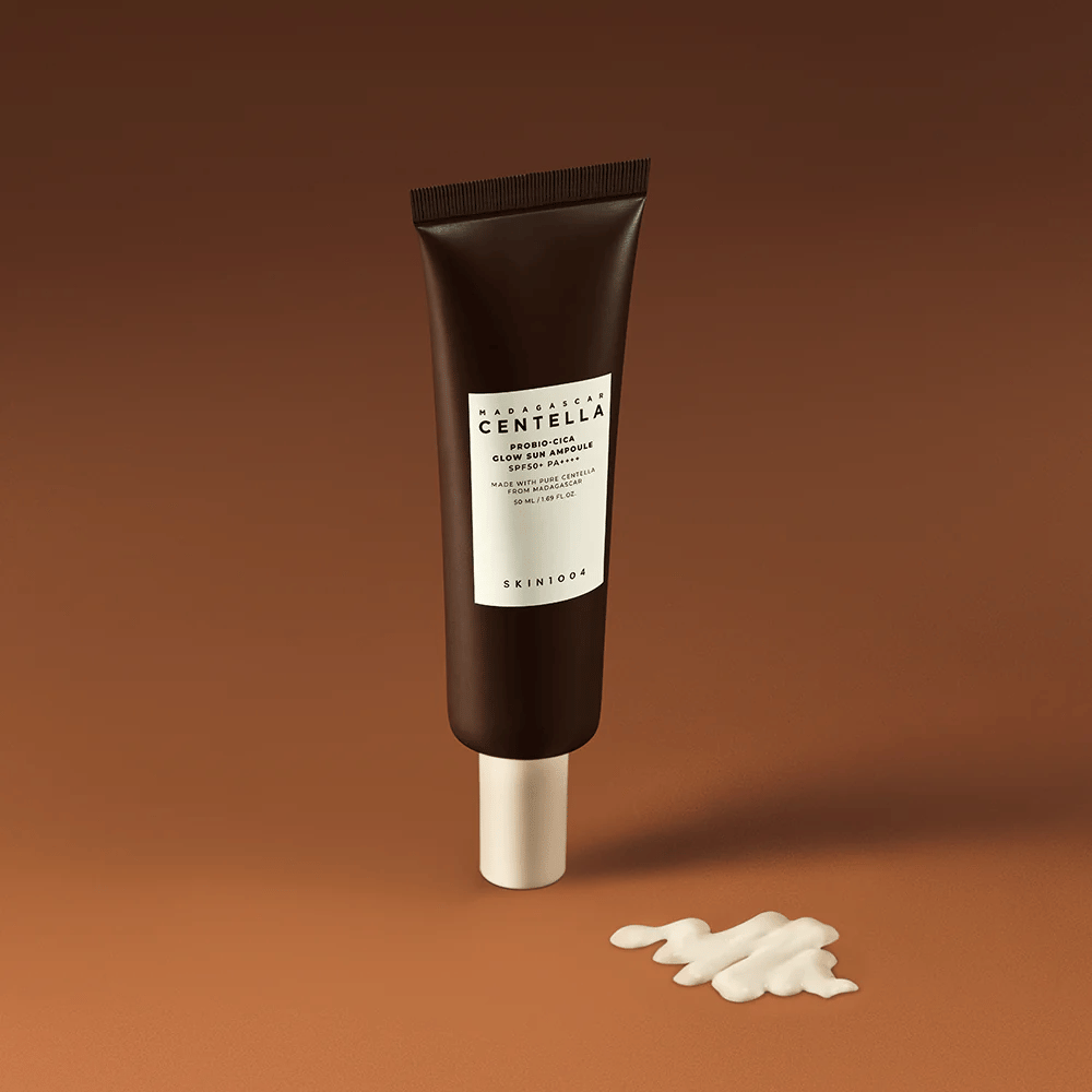 SKIN1004 Madagascar Centella Probio-Cica Glow Sun Ampoule tiene una fórmula sedosa y ligeramente teñida que se funde en la piel. Protege con SPF50+ PA++++, hidrata profundamente y proporciona un brillo natural, perfecto para el uso diario.