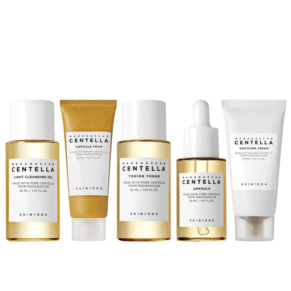 Madagascar Centella Travel Kit contiene cinco productos para una rutina completa de cuidado de la piel. Incluye aceite de limpieza ligero, espuma de ampolla, tónico tonificante, ampolla y crema calmante. Perfecto para hidratar y calmar la piel dondequiera que estés.