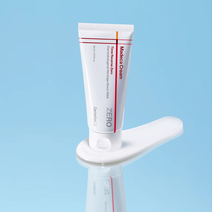 MADECA Cream Time Reverse Zero aplicada sobre textura de crema – crema facial suave y ligera que se absorbe rápidamente y es adecuada para piel sensible y estresada.