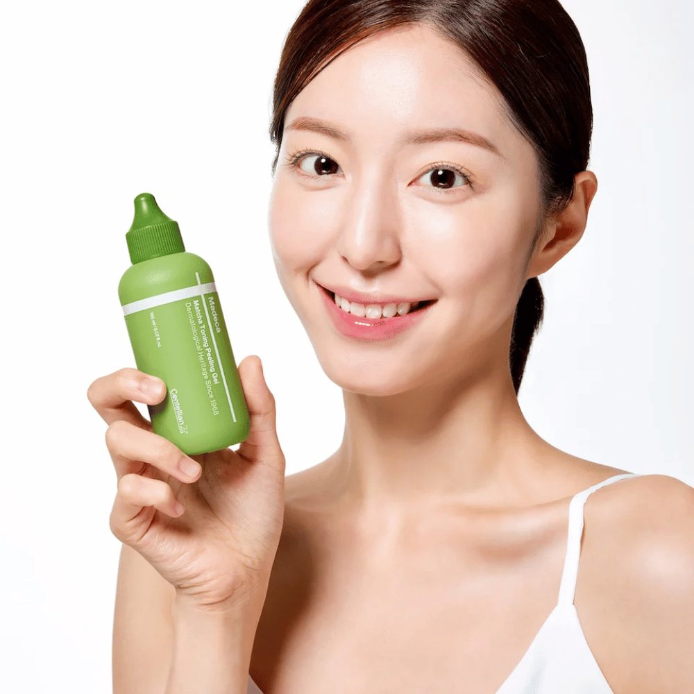 Centellian24 Madeca Matcha Toning Peeling Gel en mano – exfoliante facial coreano que ayuda a exfoliar la piel suavemente y mejorar el brillo de la piel.