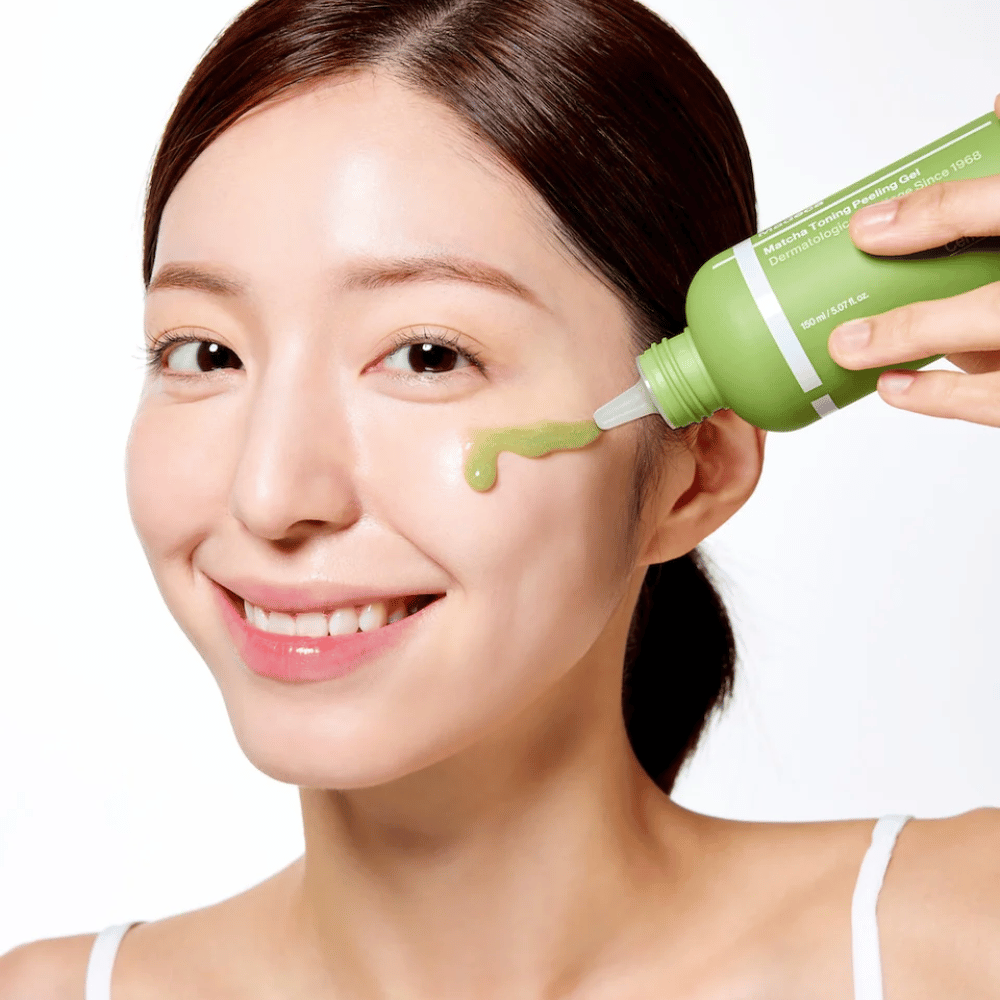 Persona aplicando Centellian24 Madeca Matcha Toning Peeling Gel – suave exfoliante facial que ayuda a eliminar células muertas de la piel y a hacer la piel más suave y radiante.