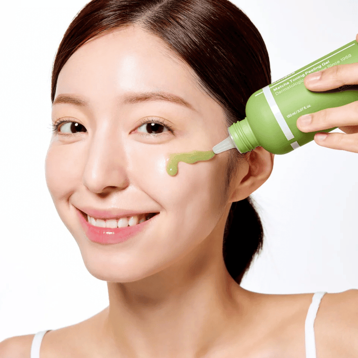 Persona aplicando Centellian24 Madeca Matcha Toning Peeling Gel – suave exfoliante facial que ayuda a eliminar células muertas de la piel y a hacer la piel más suave y radiante.