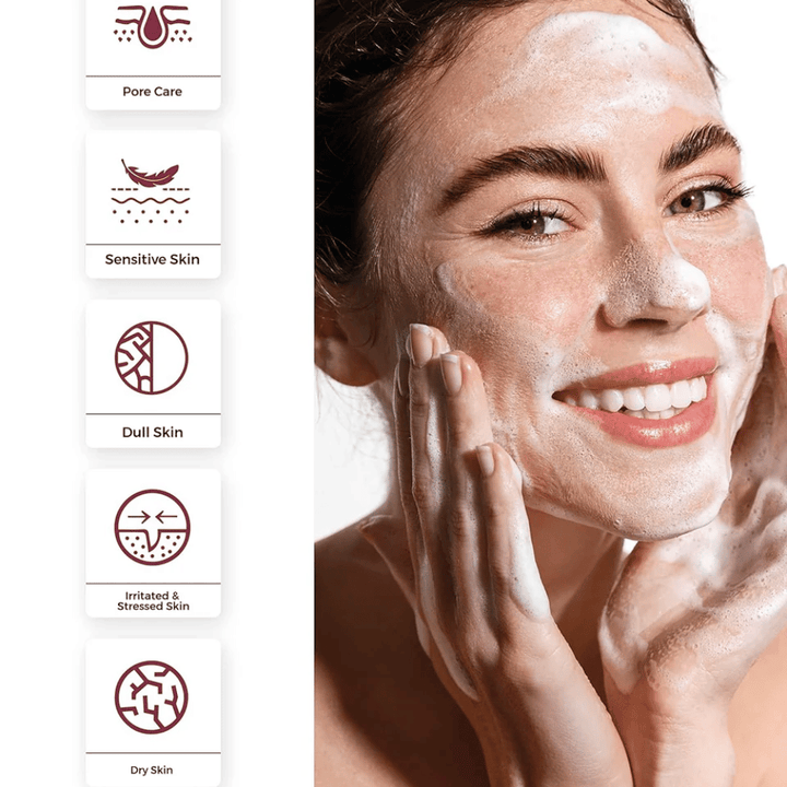Persona usando Centellian24 Madeca Amino Acid Cleansing Foam – suave limpiador facial coreano que crea una espuma suave y ayuda a limpiar los poros y calmar la piel sensible.