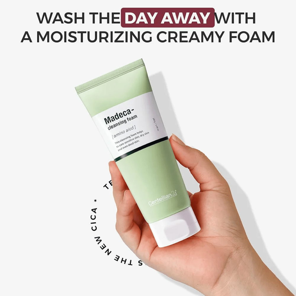 Centellian24 Madeca Amino Acid Cleansing Foam en mano – limpiador facial coreano con aminoácidos y Centella Asiatica que proporciona una espuma cremosa y limpia la piel suavemente sin resecar.