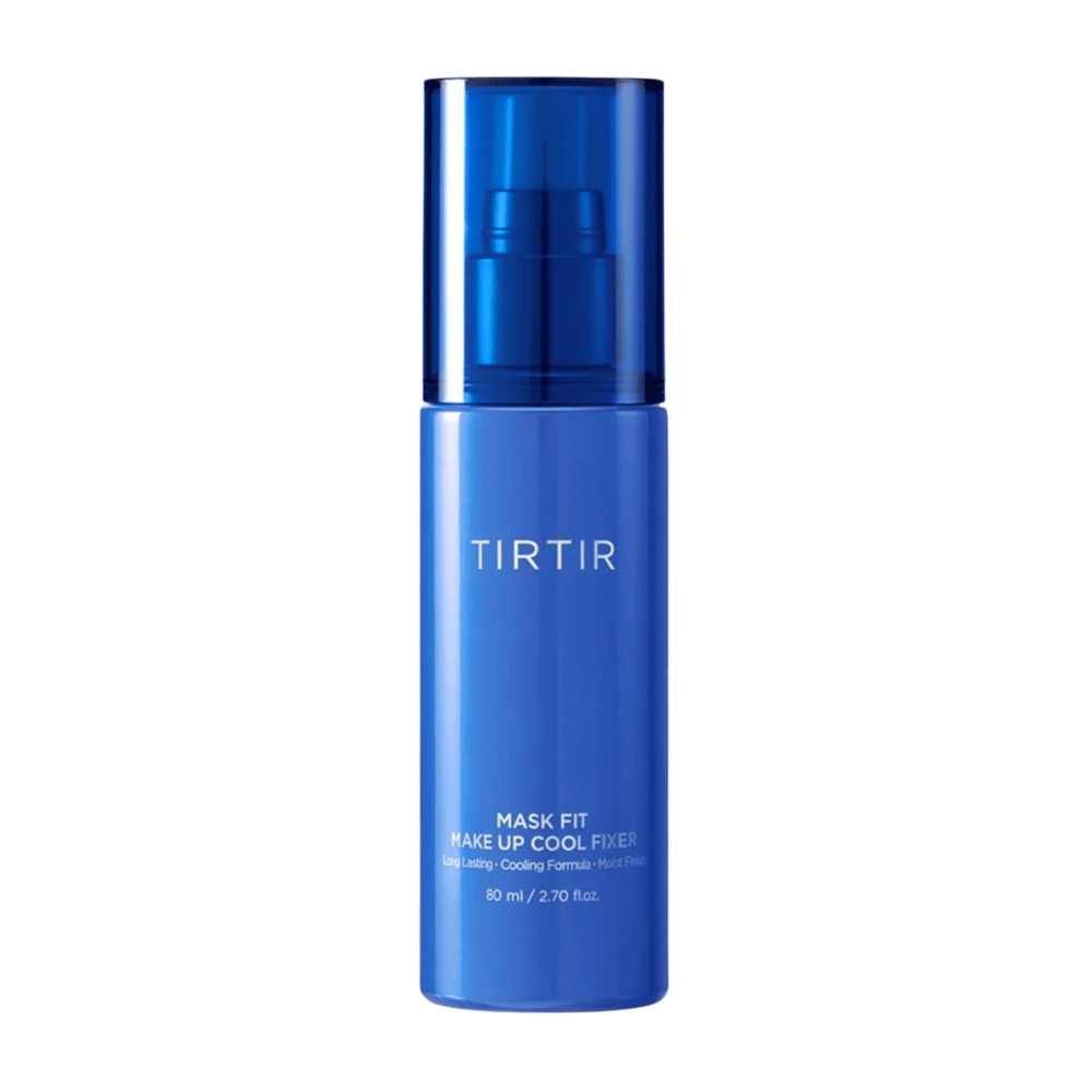 Una botella de spray azul con "TIRTIR Mask Fit Make Up Cool Fixer" en la etiqueta. El diseño de la botella es elegante y moderno, y contiene 80 ml (2,70 fl. oz.) de un producto que ofrece un acabado refrescante y duradero para el maquillaje.