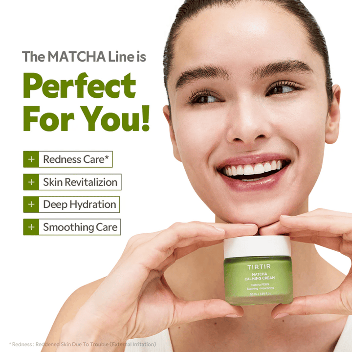 Mujer sostiene TIRTIR Matcha Calming Cream que calma la piel enrojecida, proporciona hidratación profunda y refuerza la barrera cutánea para un brillo saludable.