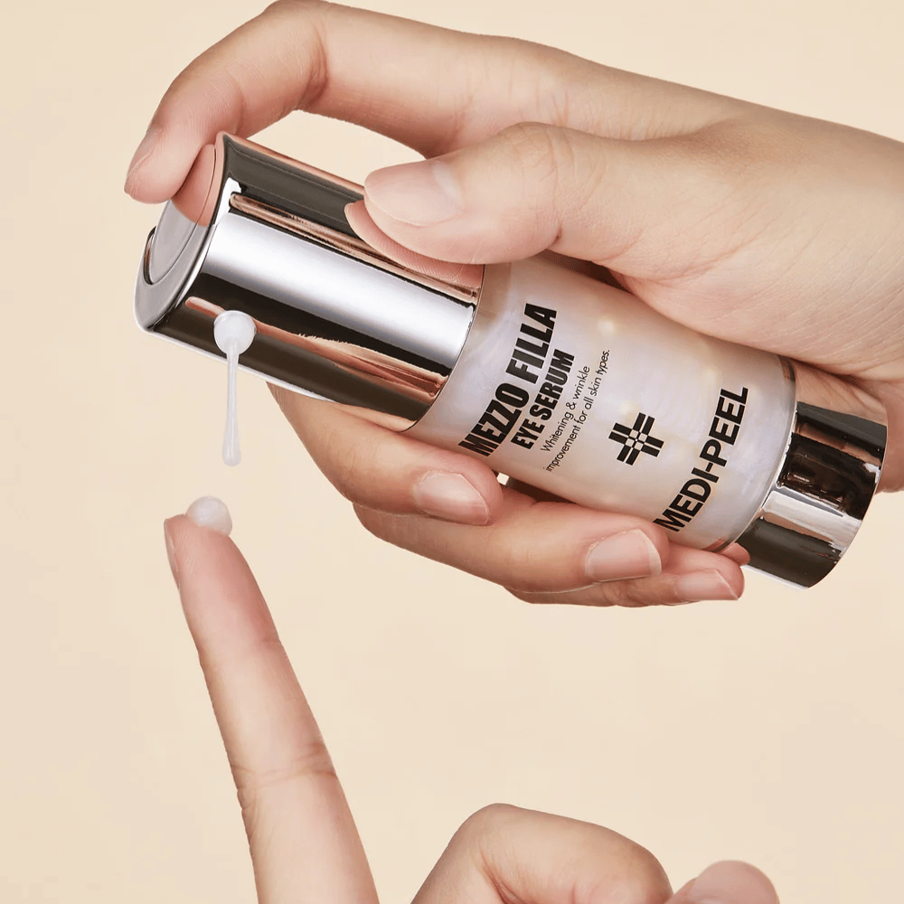 Aplicación de MEDI-PEEL Mezzo Filla Eye Serum en la yema del dedo – suero para ojos ligero que se absorbe rápidamente y proporciona hidratación intensa y efecto anti-edad.