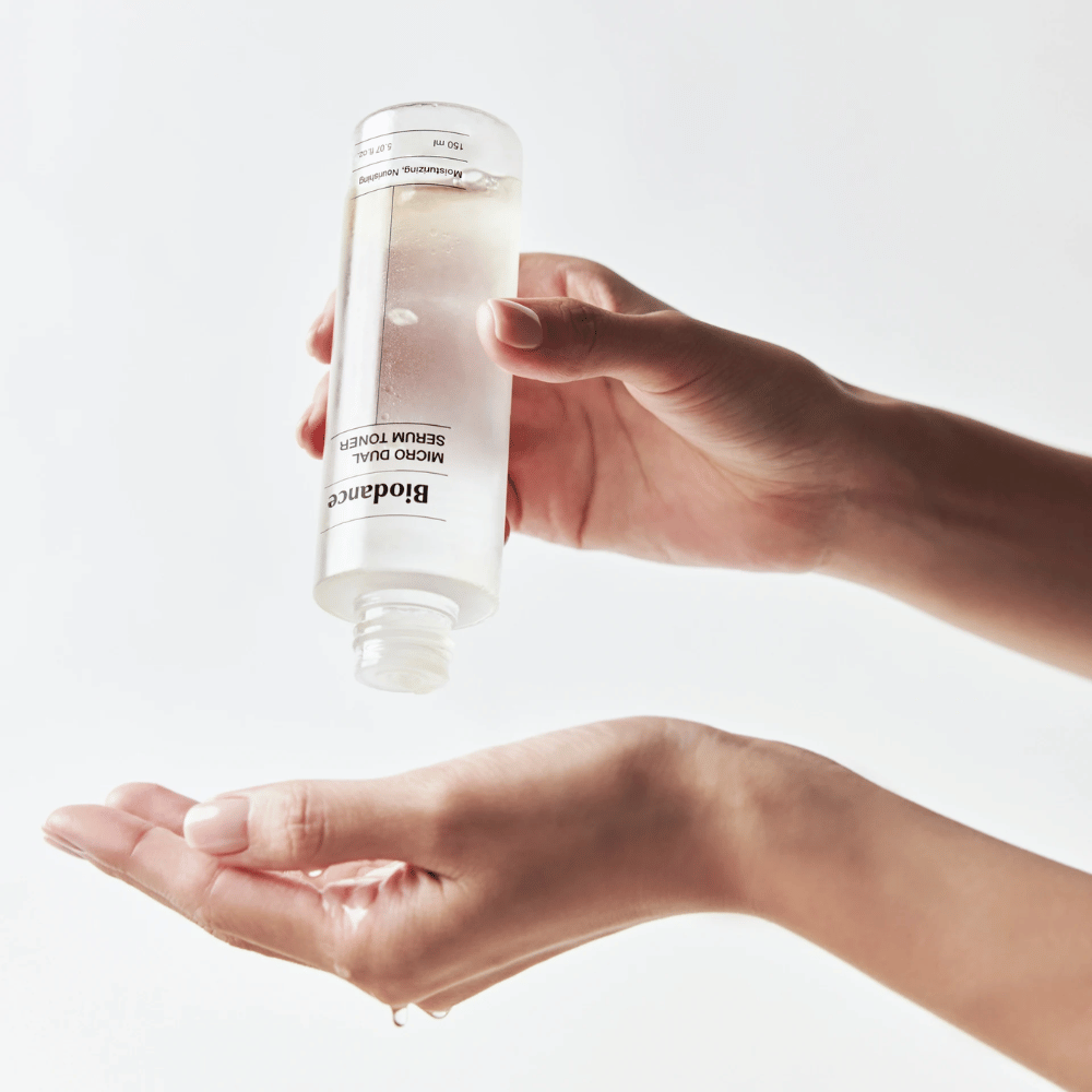 Biodance Micro Dual Serum Toner se aplica en la mano – tónico facial hidratante y nutritivo con sensación de suero para piel seca y sensible