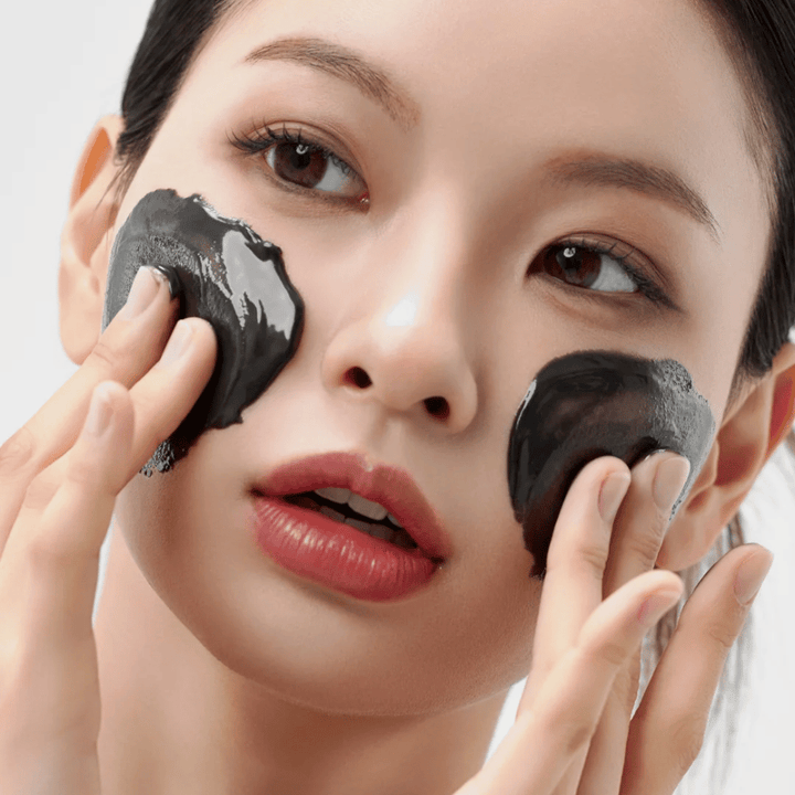 Primer plano de la aplicación de Cómo Midnight Soothing Cleansing Balm en el rostro. Bálsamo limpiador suave que disuelve impurezas y proporciona una sensación de piel calmada.