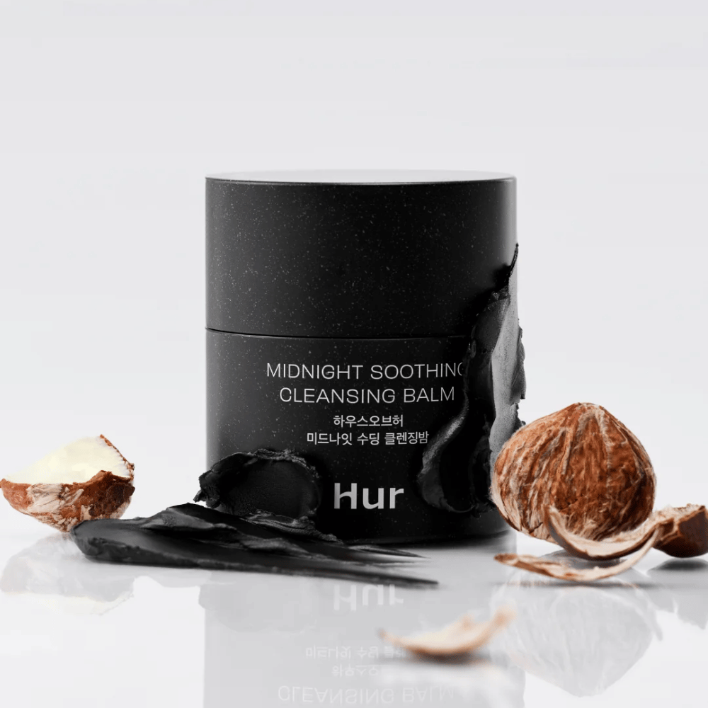 Cómo Midnight Soothing Cleansing Balm con textura de bálsamo e ingredientes naturales. Limpiador facial suave que calma la piel y elimina el maquillaje.