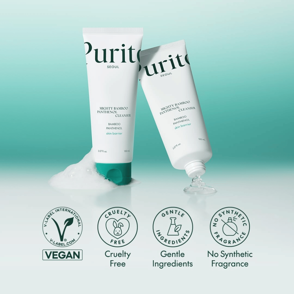 Dos envases de Purito Mighty Bamboo Panthenol Cleanser se muestran con espuma, junto con íconos de fórmula vegana, cruelty-free y sin perfume.