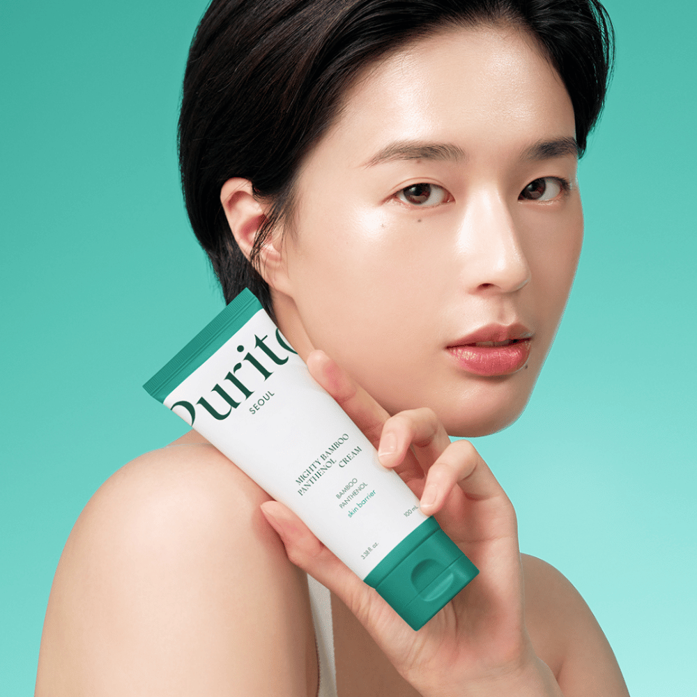 Purito Mighty Bamboo Panthenol Cream es una crema hidratante rica en nutrientes que contiene extracto de bambú y pantenol para fortalecer la barrera de la piel y calmar la piel sensible. Hidrata profundamente, reduce el enrojecimiento y deja la piel suave y equilibrada. Perfecta para uso diario.