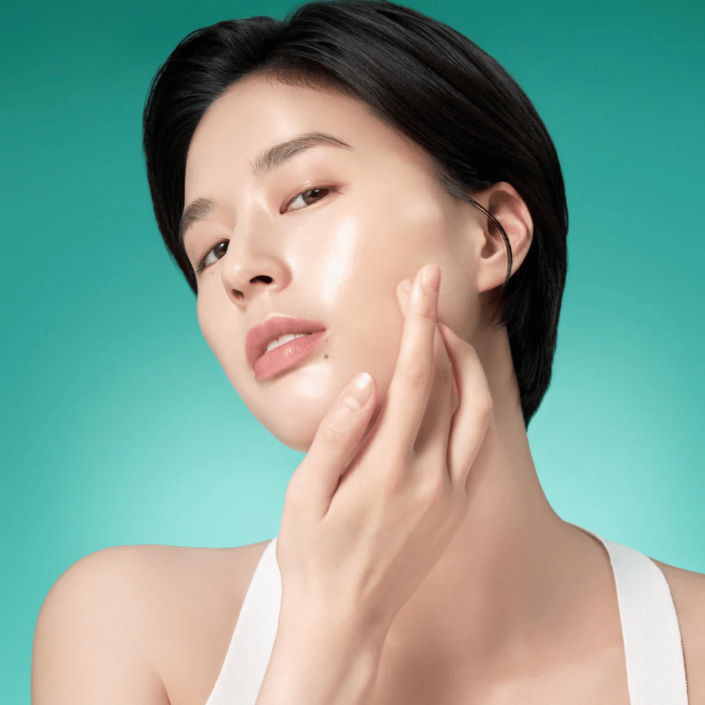 Mujer con piel radiante después de usar Purito Mighty Bamboo Panthenol Serum – suero calmante e hidratante que fortalece la barrera de la piel.