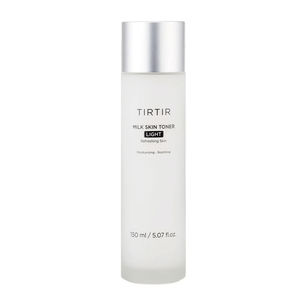 Una imagen de un producto para el cuidado de la piel de TIRTIR, "Milk Skin Toner Light". La botella es blanca y elegante con texto que describe el tónico como refrescante, hidratante y calmante. La cantidad de contenido es de 150 ml o 5.07 fl. oz.