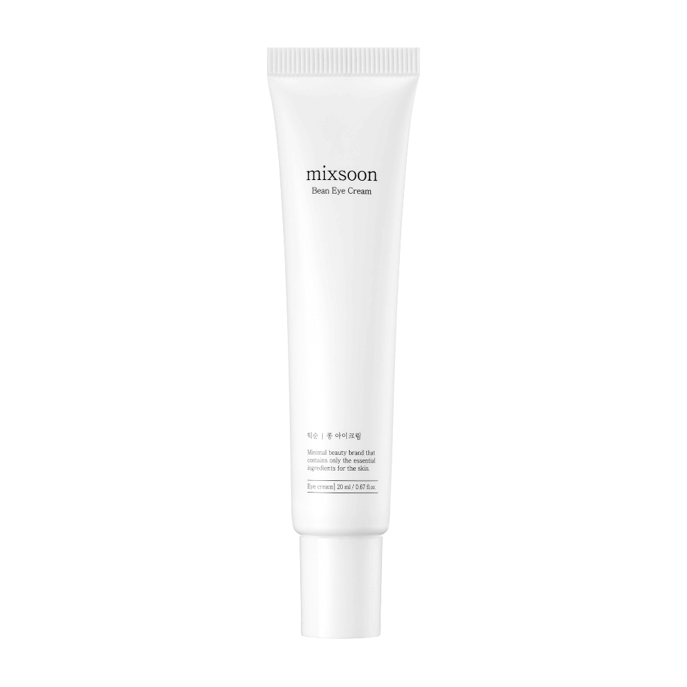 Un tubo blanco de crema para ojos de Mixsoon, marcado 'Bean Eye Cream', contra un fondo completamente blanco.