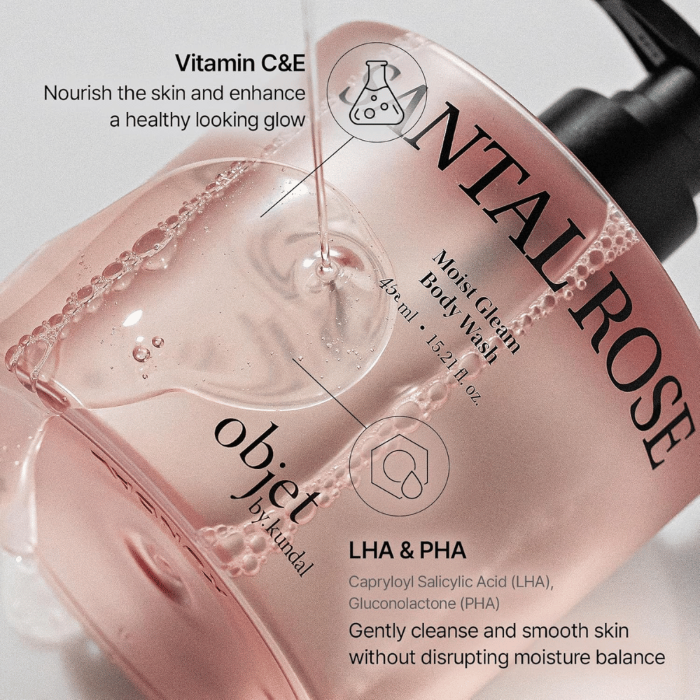 Objet by KUNDAL Santal Rose Moist Gleam Body Wash con vitaminas C y E, así como LHA y PHA exfoliantes.