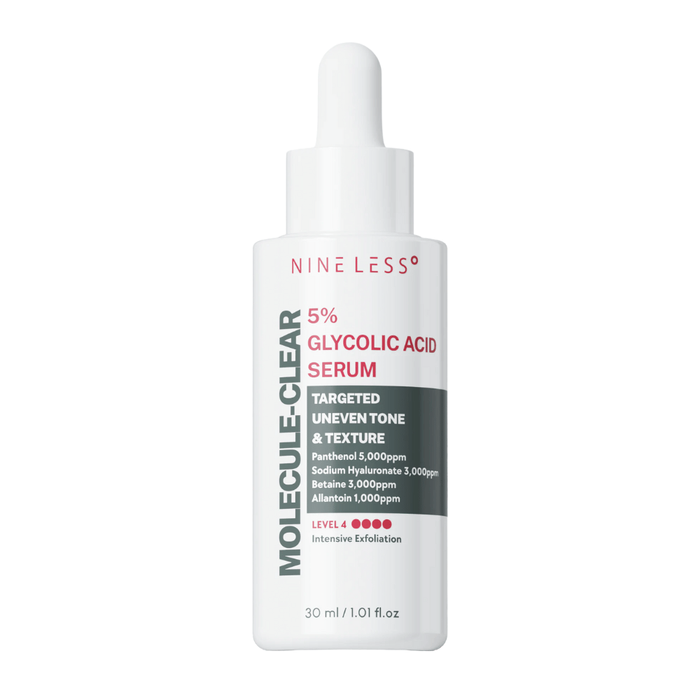 Nine Less Molecule-Clear 5% Glycolic Acid Serum en botella blanca con pipeta, 30 ml. Suero exfoliante para tono de piel y textura desiguales con pantenol, ácido hialurónico, betaína y alantoína.