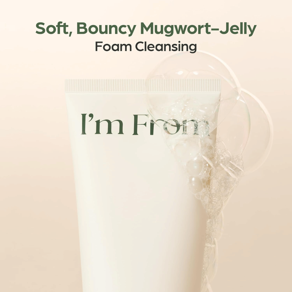 I'm From Mugwort Gel Cleanser con una suave textura de gel que forma espuma limpiadora. Primer plano de un tubo beige con burbujas de espuma transparentes.
