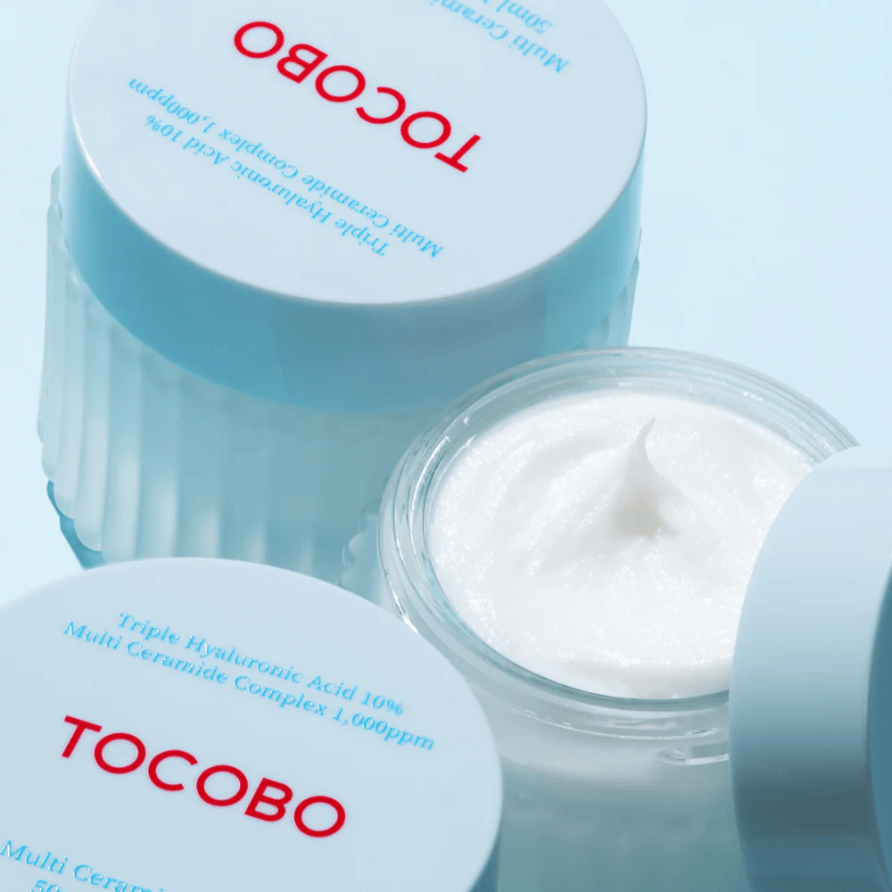 La imagen muestra "Multi Ceramide Cream" de TOCOBO, que es una crema hidratante con triple ácido hialurónico y un complejo de múltiples ceramidas. El producto está destinado a hidratar intensamente y fortalecer la barrera de la piel.