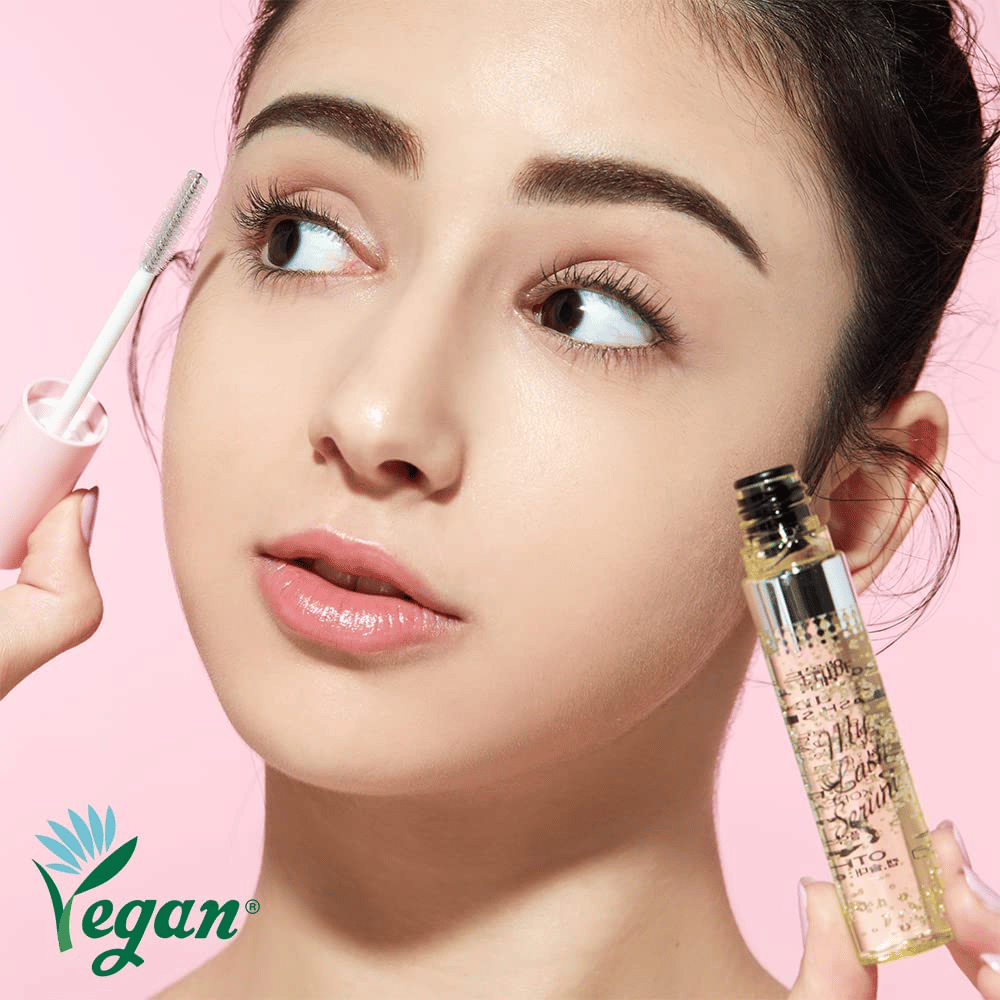 Modelo aplica My Lash Serum vegano con brocha en las pestañas - suero coreano para pestañas que fortalece, cuida y promueve el crecimiento de las pestañas.