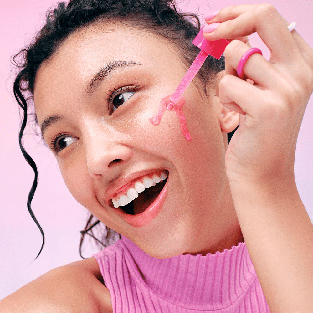 Aplicación de EqualBerry NAD+ Peptide Boosting Serum – suero iluminador con NAD+ y péptidos para una piel más firme