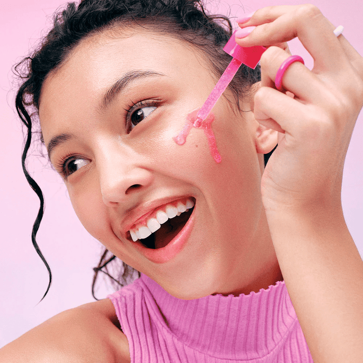 Aplicación de EqualBerry NAD+ Peptide Boosting Serum – suero iluminador con NAD+ y péptidos para una piel más firme