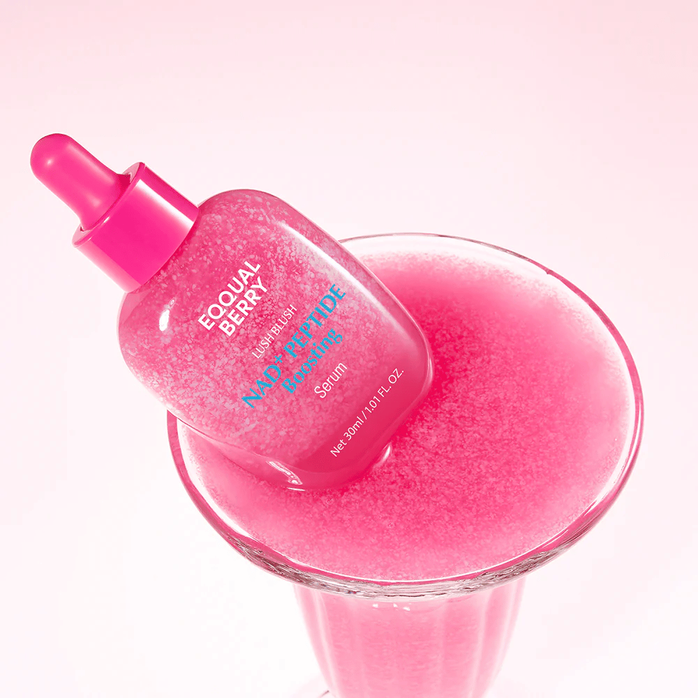 EqualBerry Lush Blush NAD+ Peptide Boosting Serum 30 ml – suero anti-edad iluminador con péptidos en imagen de producto creativa