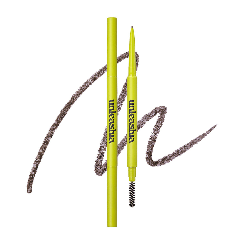 La imagen muestra el lápiz de cejas de UNLEASHIA en el color "N°2 Kraft Brown". El producto se presenta con sus dos extremos: un lápiz de precisión para rellenar y definir la forma de las cejas y un cepillo para suavizar y mezclar el color. El empaque es verde claro, lo que le da una sensación fresca y moderna.
