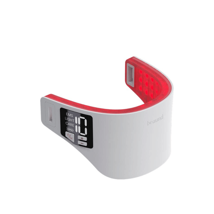 Beaund Neckcera con terapia de luz LED roja activada. Los puntos de luz rojos en el interior muestran la superficie de tratamiento dirigida hacia la piel del cuello.