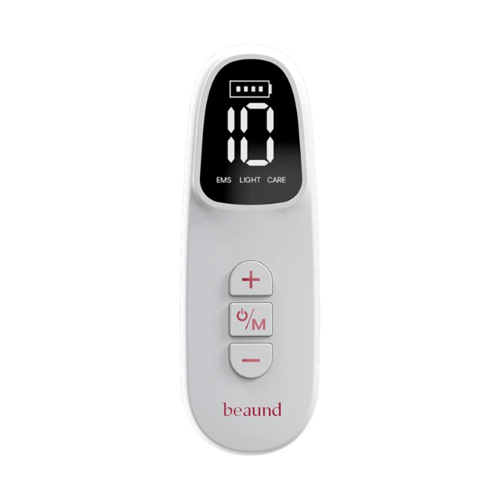 Primer plano del control remoto de Beaund Neckcera. La pantalla digital muestra el nivel de batería y los ajustes para EMS, terapia de luz y programas de cuidado.