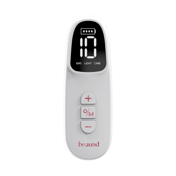 Primer plano del control remoto de Beaund Neckcera. La pantalla digital muestra el nivel de batería y los ajustes para EMS, terapia de luz y programas de cuidado.