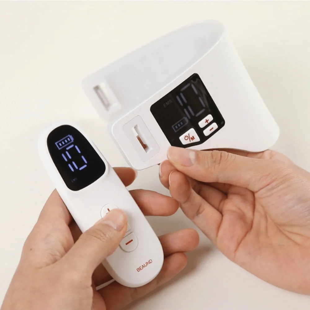 Beaund Neckcera se muestra junto con el control remoto incluido. La imagen demuestra el control inalámbrico, así como la pantalla digital donde se pueden ajustar la intensidad y las funciones.