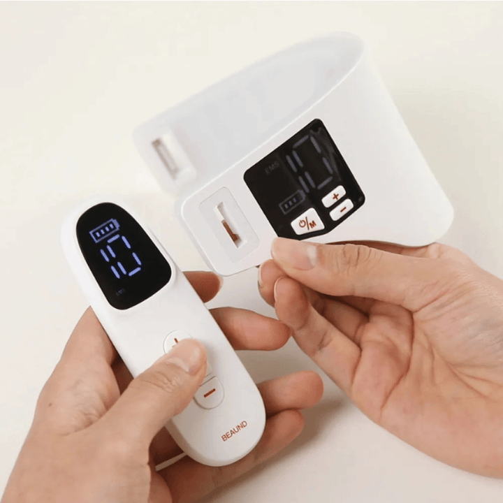 Beaund Neckcera se muestra junto con el control remoto incluido. La imagen demuestra el control inalámbrico, así como la pantalla digital donde se pueden ajustar la intensidad y las funciones.
