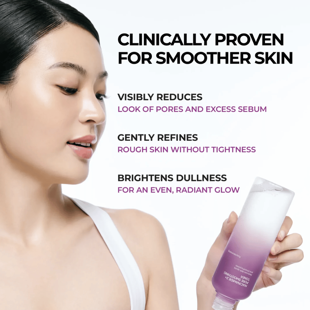 Modelo sosteniendo JUMISO Niacinamide 2+ Pore Smoothing Toner junto al rostro. La imagen destaca la capacidad clínicamente probada del producto para reducir los poros visibles, igualar la textura de la piel y aportar mayor luminosidad a la piel.