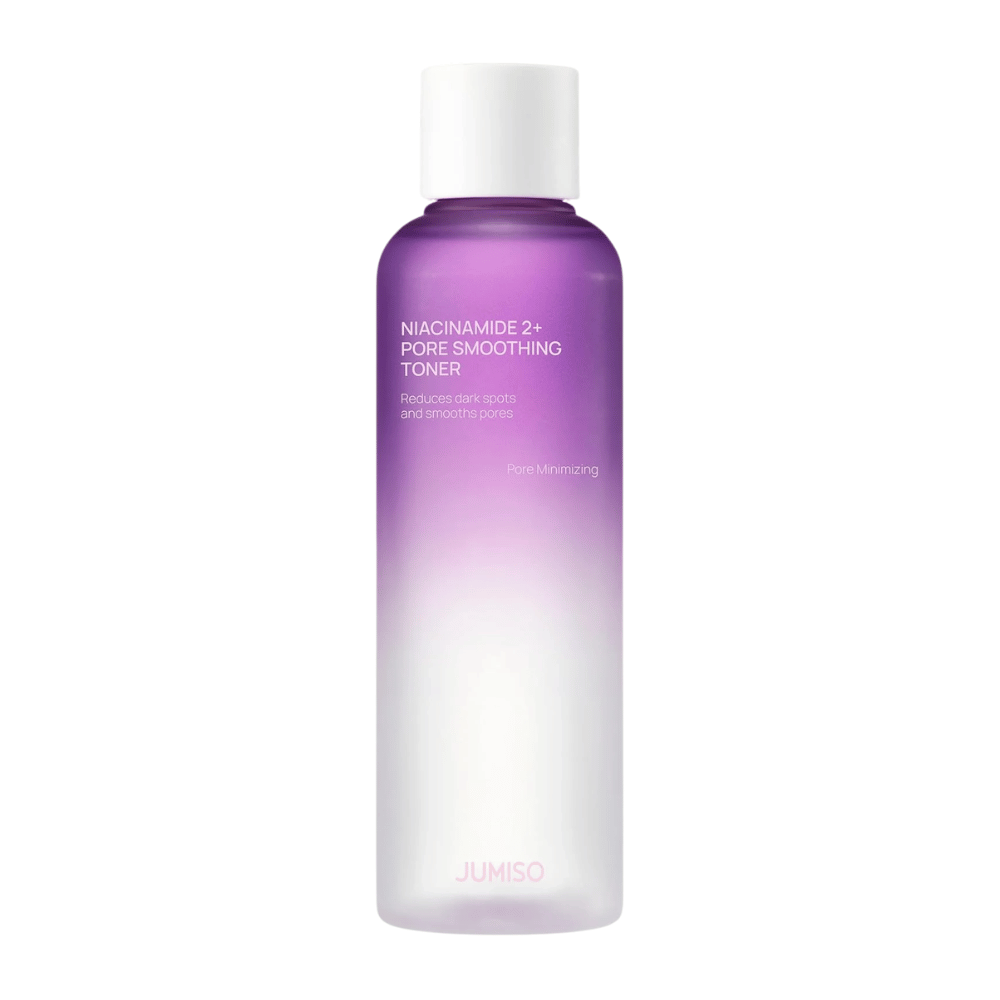 Imagen del producto de JUMISO Niacinamide 2+ Pore Smoothing Toner sobre un fondo claro. La botella morada y blanca resalta el enfoque del producto en el refinamiento de los poros, un tono de piel más uniforme y la reducción de la visibilidad de las manchas oscuras.