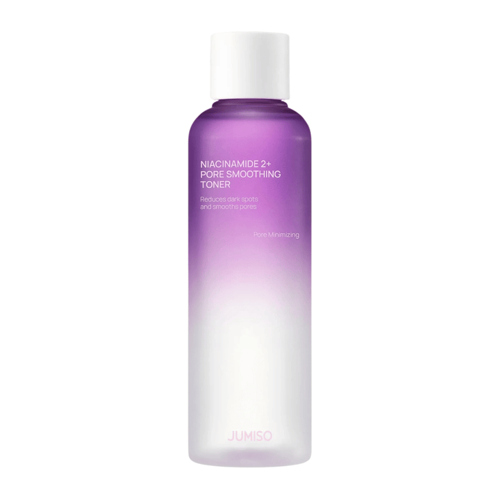 Imagen del producto de JUMISO Niacinamide 2+ Pore Smoothing Toner sobre un fondo claro. La botella morada y blanca resalta el enfoque del producto en el refinamiento de los poros, un tono de piel más uniforme y la reducción de la visibilidad de las manchas oscuras.