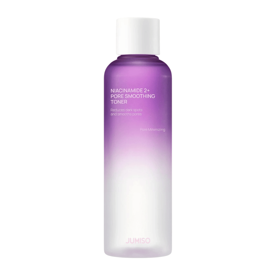 Imagen del producto de JUMISO Niacinamide 2+ Pore Smoothing Toner sobre un fondo claro. La botella morada y blanca resalta el enfoque del producto en el refinamiento de los poros, un tono de piel más uniforme y la reducción de la visibilidad de las manchas oscuras.