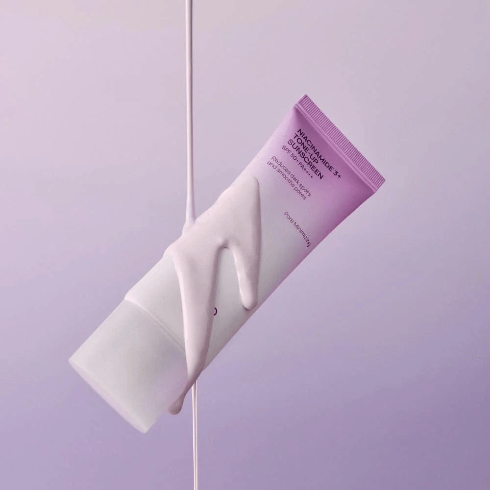 JUMISO Niacinamide 3+ Tone-Up Sunscreen SPF50+ PA++++ con fórmula ligera que proporciona protección UV de amplio espectro y un efecto tone-up iluminador.