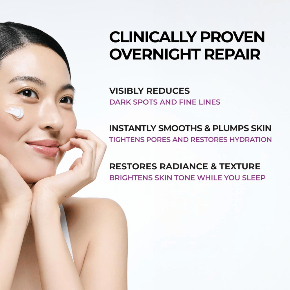 La modelo aplica JUMISO Niacinamide 5+ Overnight Cream en la mejilla. La imagen resalta las propiedades nutritivas de la crema de noche para mejorar la luminosidad, el equilibrio de hidratación y la textura de la piel durante la noche.