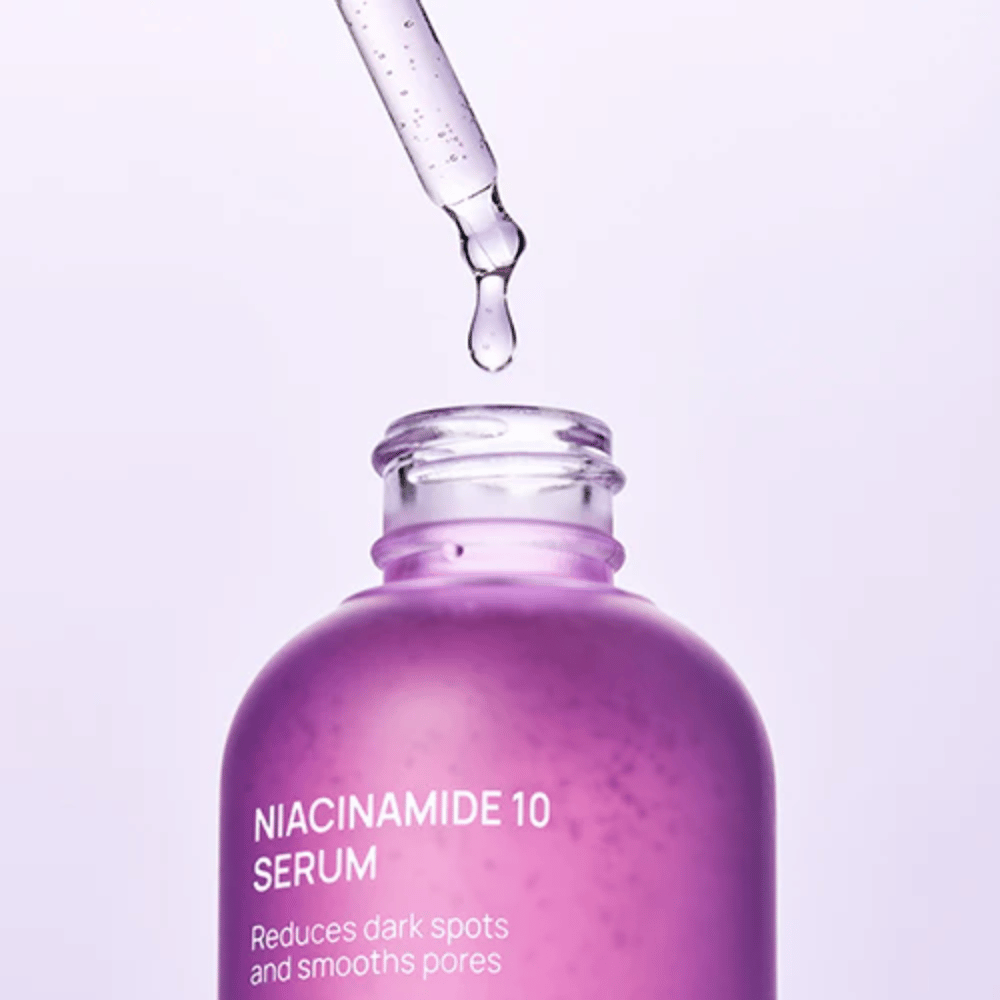 Primer plano de botella y pipeta con Jumiso Niacinamide 10 Serum. Gota transparente de fórmula ligera que se absorbe rápidamente en la piel.