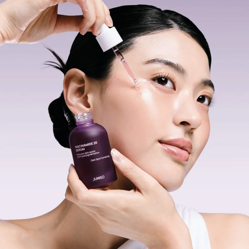 Mujer aplicando Jumiso Niacinamide 20 Serum – suero coreano que da luminosidad, iguala el tono de la piel y reduce las manchas de pigmentación.