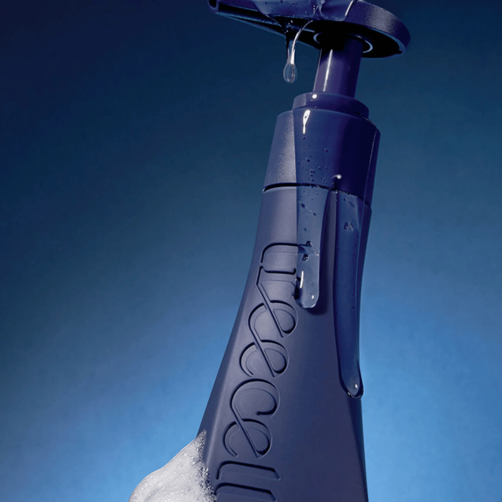 Imagen de producto oscura y exclusiva de Treecell Night Collagen Shampoo con gotas de agua y espuma que resaltan sus propiedades hidratantes y limpiadoras.