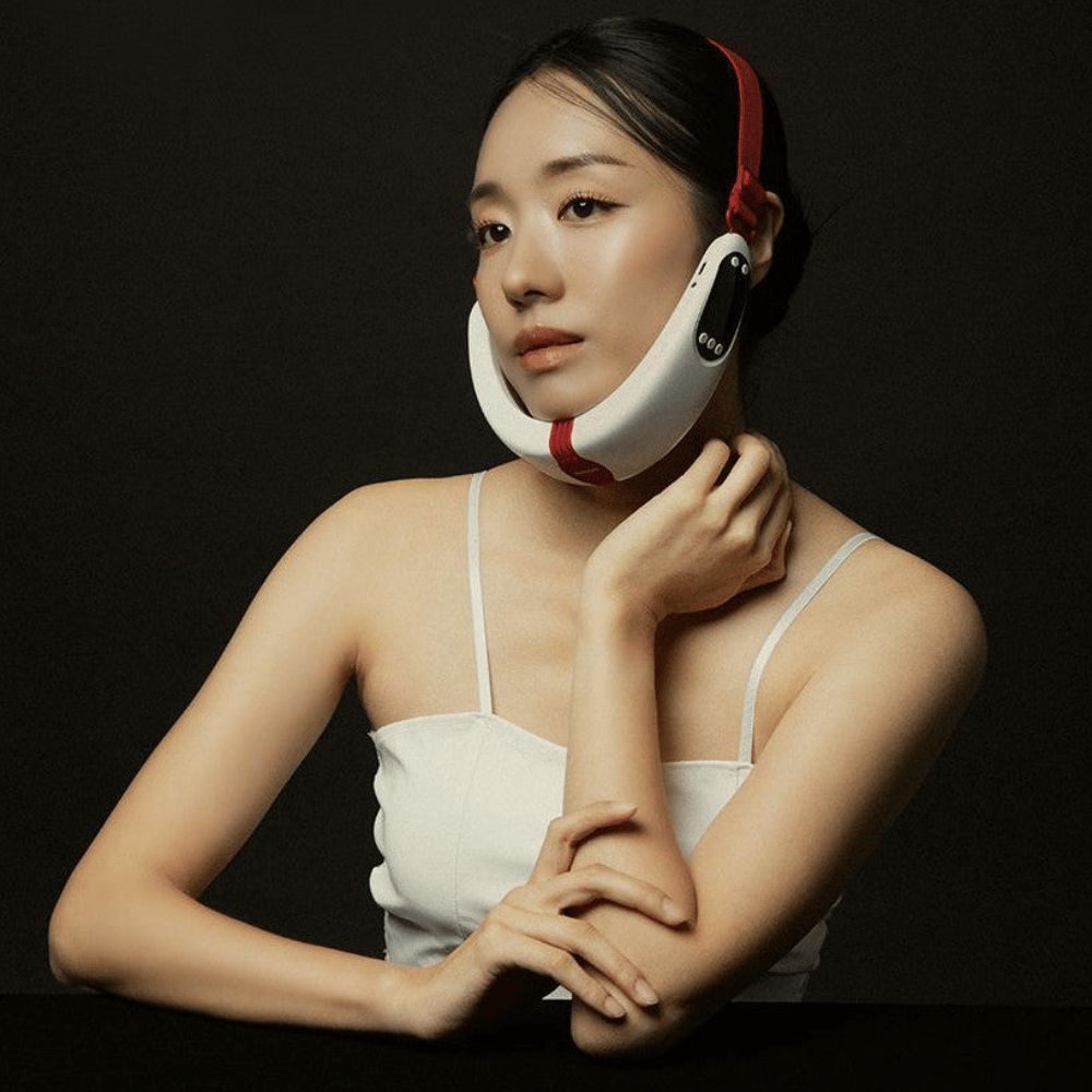 Una modelo usa Beaund Nmode Pro alrededor de la línea de la mandíbula y el mentón. La imagen ilustra cómo el dispositivo se mantiene en su lugar durante el tratamiento y está adaptado para el área facial y mandibular.