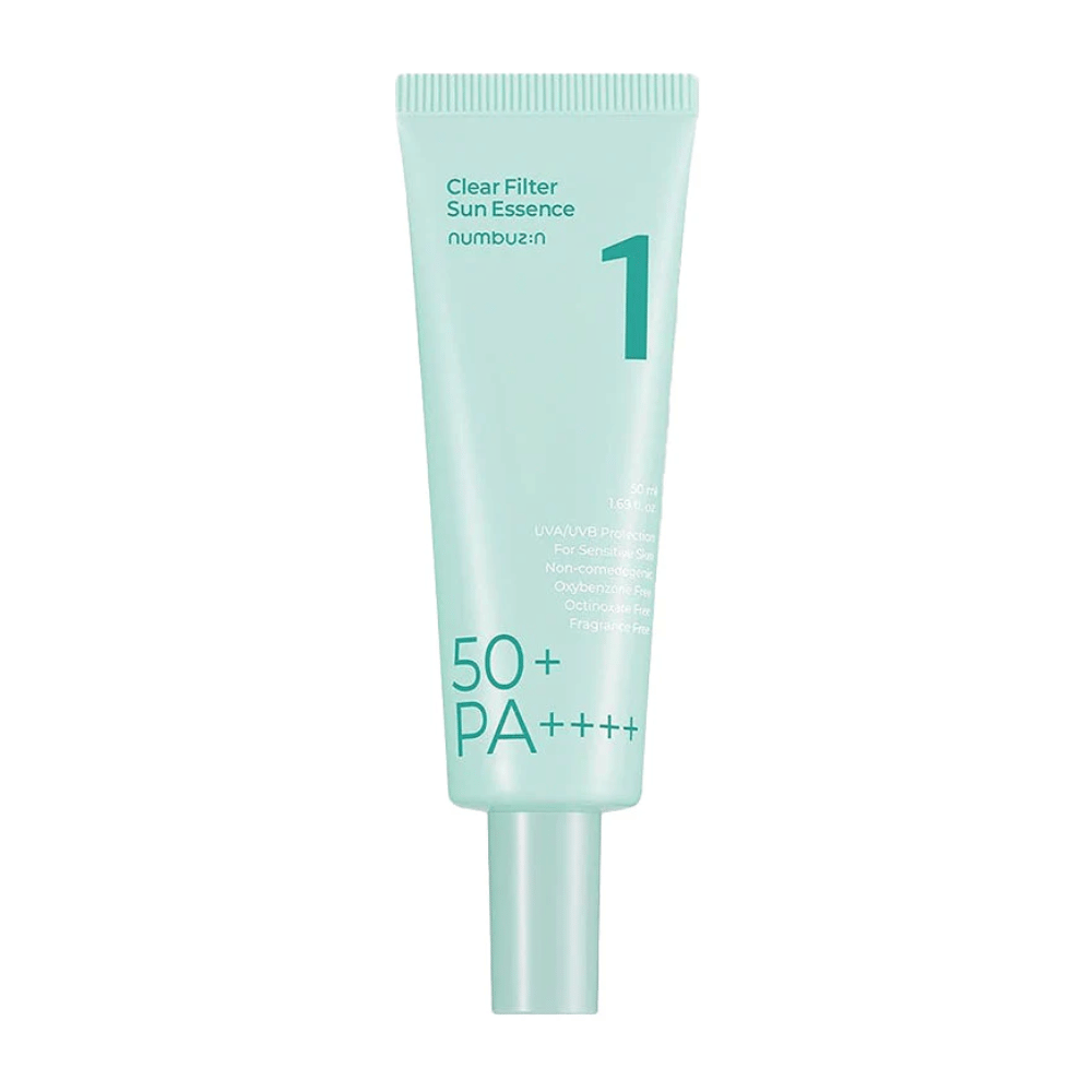 Un tubo azul claro con No.1 Clear Filter Sun Essence SPF 50+ PA++++. Está diseñado para piel sensible y ofrece alta protección contra los rayos UVA y UVB. El producto está libre de ingredientes comedogénicos, oxibenzona, octinoxato y perfume. El tubo contiene 50 ml.