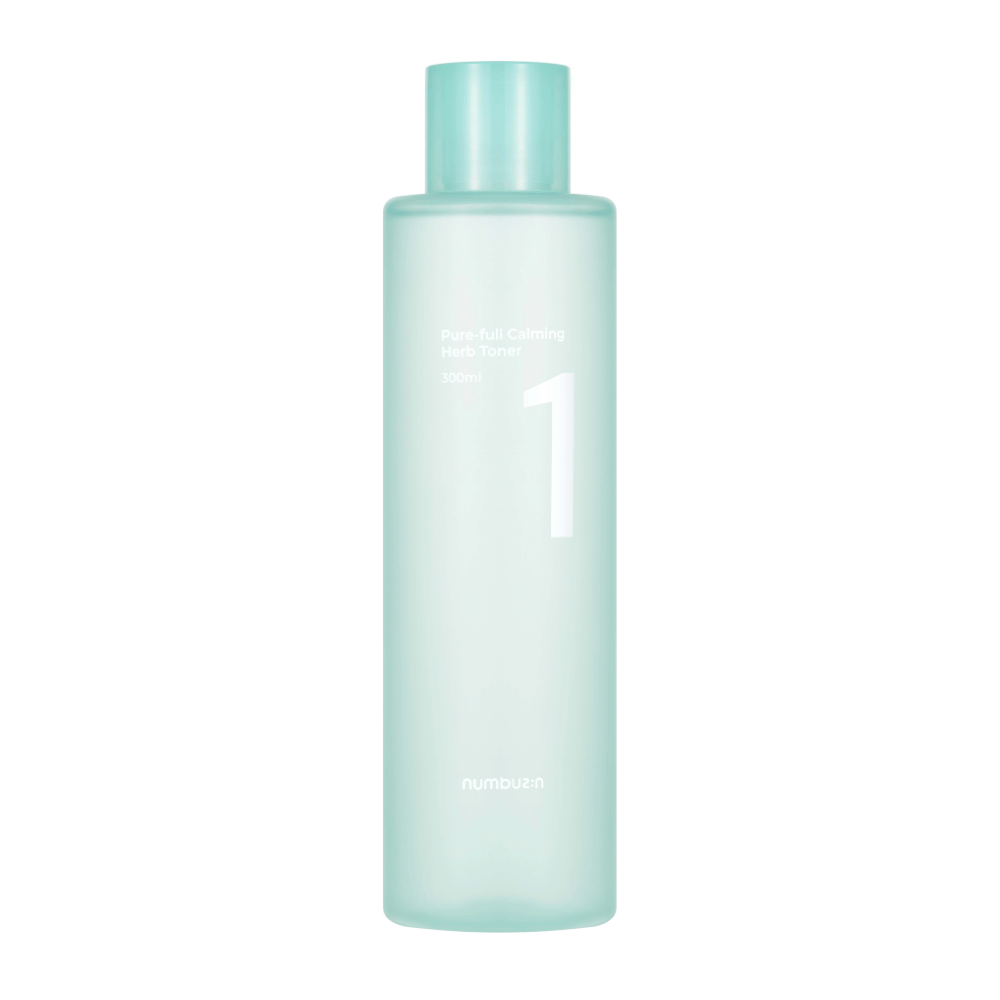 Una botella con No.1 Pure-Full Calming Herb Toner en un diseño transparente azul claro. La botella tiene una tapa azul claro y una etiqueta con el texto "Pure-full Calming Herb Toner" y "300ml". El producto tiene un aspecto minimalista y da una impresión fresca y calmante.