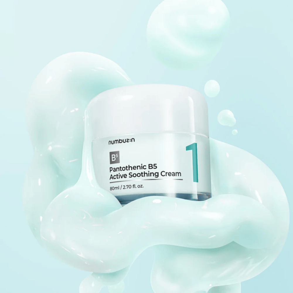Numbuzin No.1 Pantothenic B5 Active Soothing Cream 80 ml en un frasco verde claro con tapa blanca, rodeado de suaves ondas de textura cremosa verde claro contra un fondo azul claro.